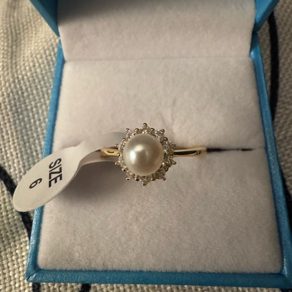 💕14 kt Gold Vermeil-ring with halo and freshwater pearl ring.